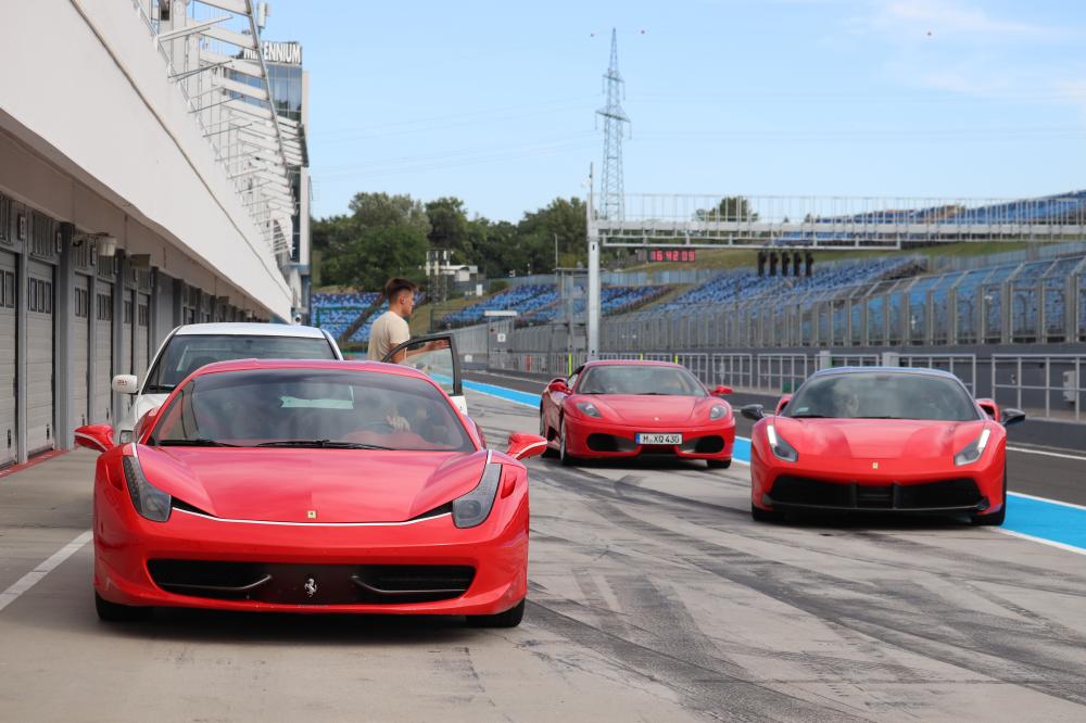 Ferrari élményvezetés: A száguldás művészete legendás SzuperSportautókkal