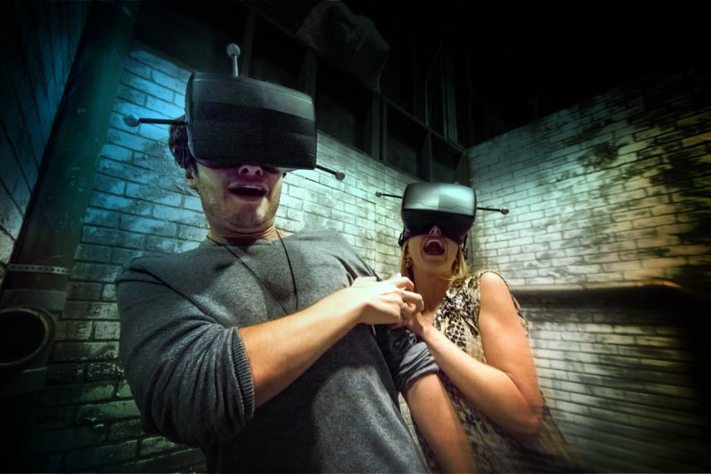 Nő és férfi VR élmény közben