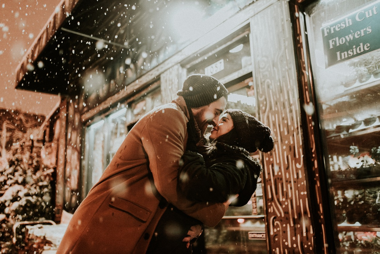 Szerelmes pár a hóban kirakat előtt élményajándékok