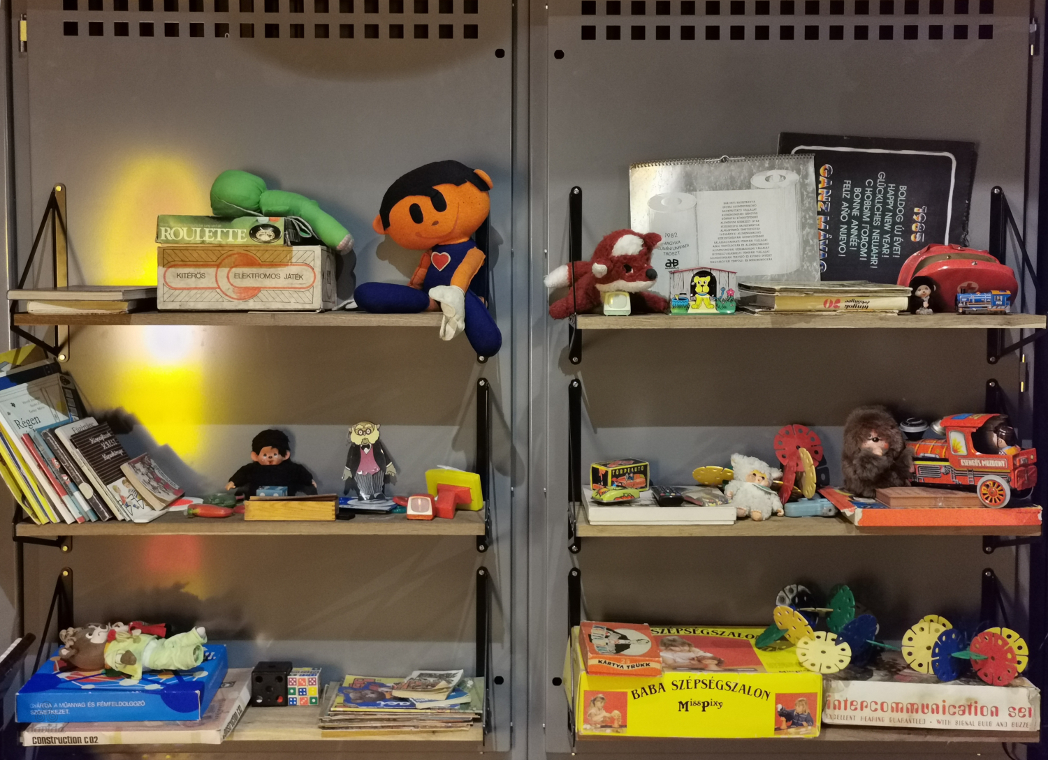 Élmények ajándékba a retró múzeumban - játékok a polcon
