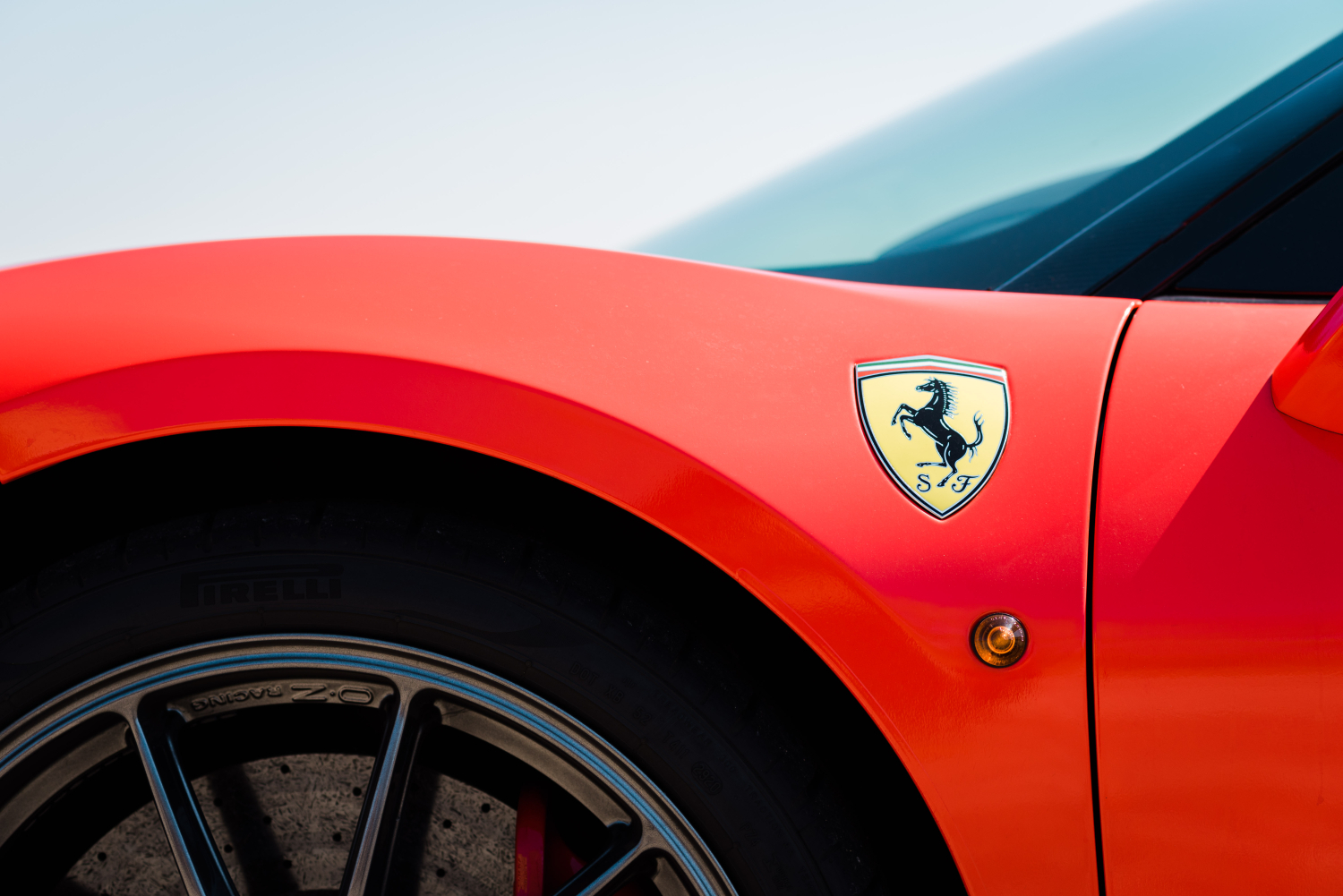 Ferrari élményvezetés piros Ferrari modellekkel