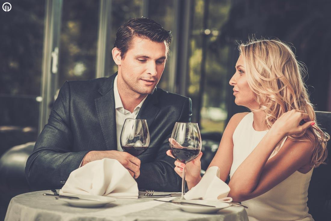 Romantikus vacsora férfi és nő black week
